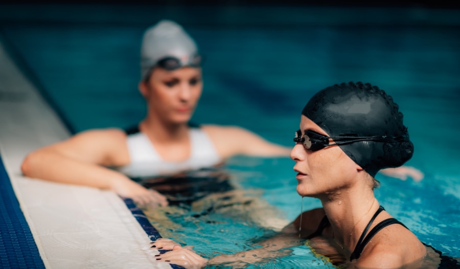 Frau macht Wassergymnastik Power Workout